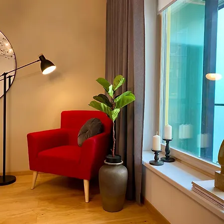 Charming Centre With Free Parking And Spacious Balcony דירה *